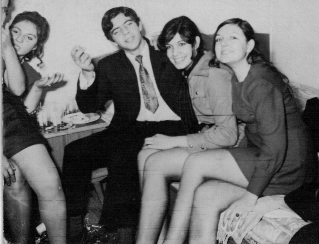 1969 - Από πάρτι εκείνης της εποχής.

Τυχερός ο Γιάννης Ορφανός (ο ένας εκ των διδύμων) που έχει παρέα μερικά από τα πιο όμορφα κορίτσια της Ηλιούπολης. Στο βάθος η Παναγιώτα , δίπλα στο Γιάννη η .................και δίπλα της η Βάσω.